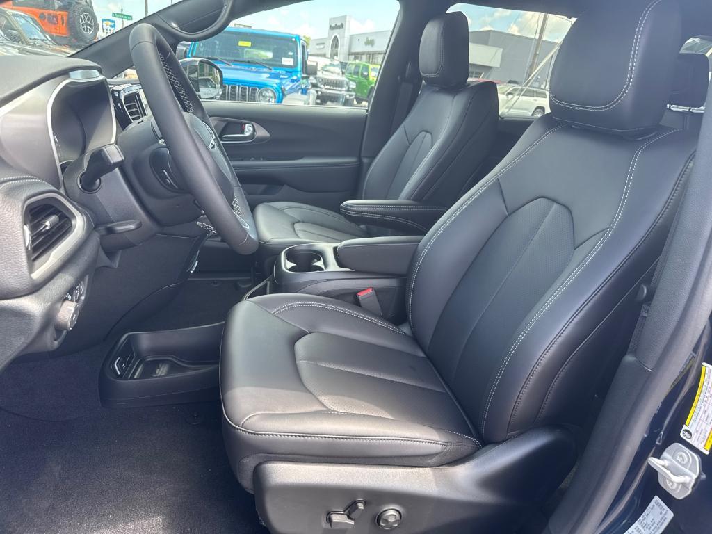 new 2025 Chrysler Pacifica car, priced at $36,988