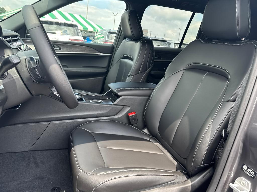 new 2025 Jeep Grand Cherokee car, priced at $36,988