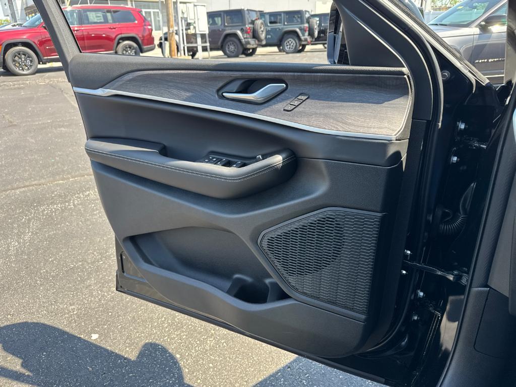 new 2025 Jeep Grand Cherokee car, priced at $37,988