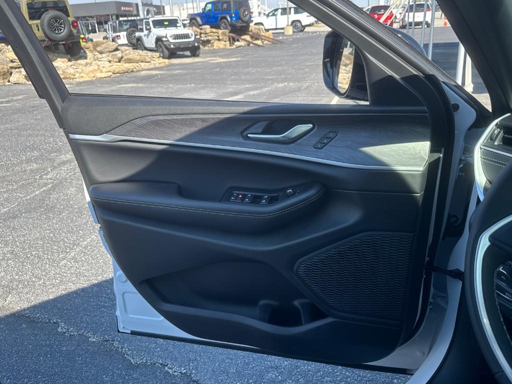 new 2025 Jeep Grand Cherokee car, priced at $53,140