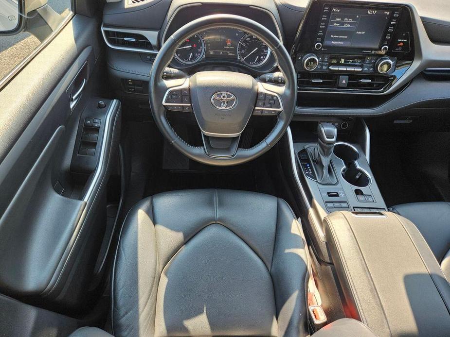 used 2022 Toyota Highlander car, priced at $33,733