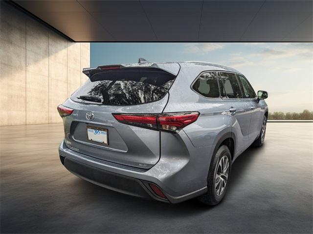 used 2022 Toyota Highlander car, priced at $38,226