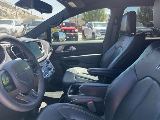 used 2023 Chrysler Pacifica Hybrid car, priced at $28,182