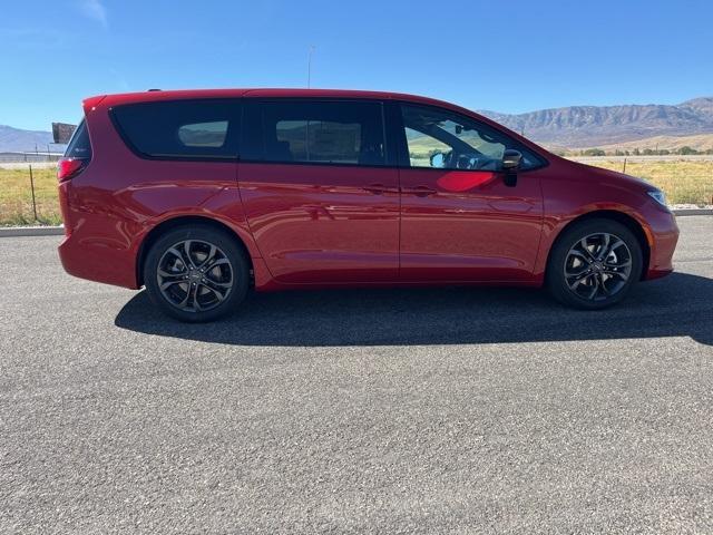 new 2026 Chrysler Pacifica car, priced at $42,995