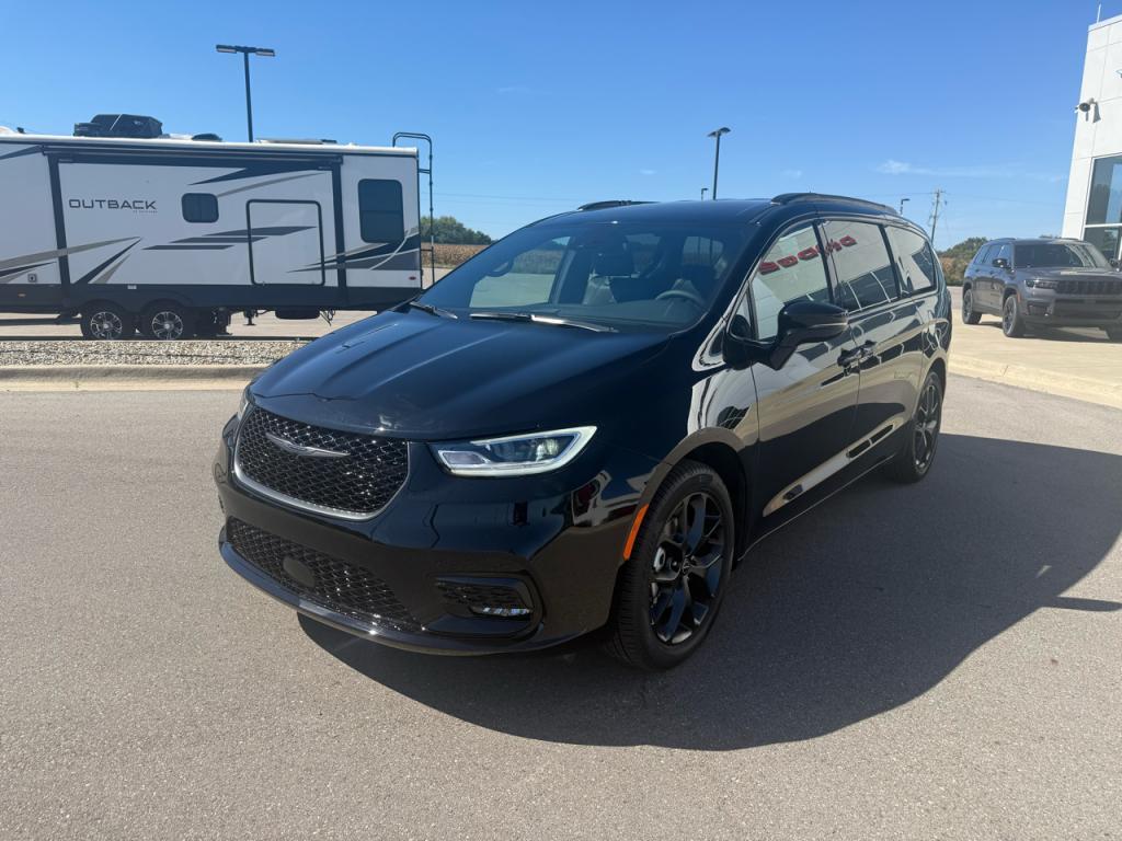 new 2026 Chrysler Pacifica car, priced at $47,385