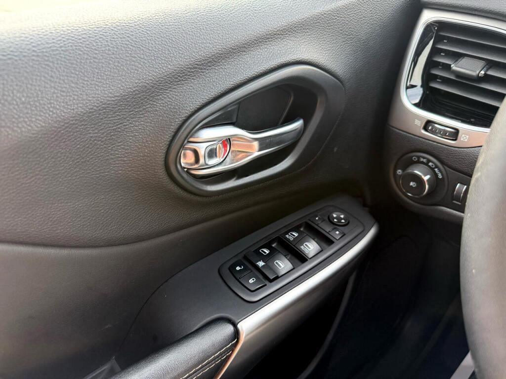 used 2021 Jeep Cherokee car, priced at $24,995