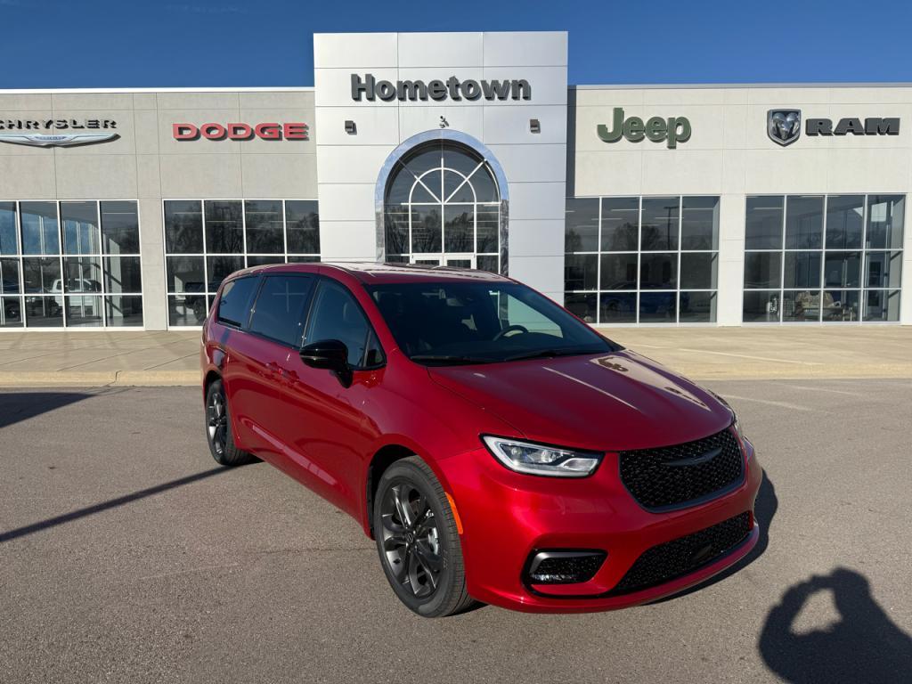 new 2026 Chrysler Pacifica car, priced at $43,918