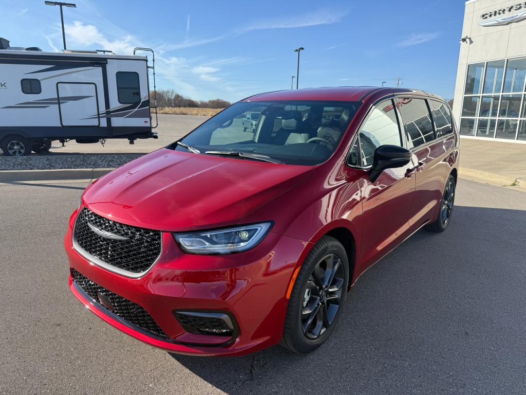 new 2026 Chrysler Pacifica car, priced at $43,918