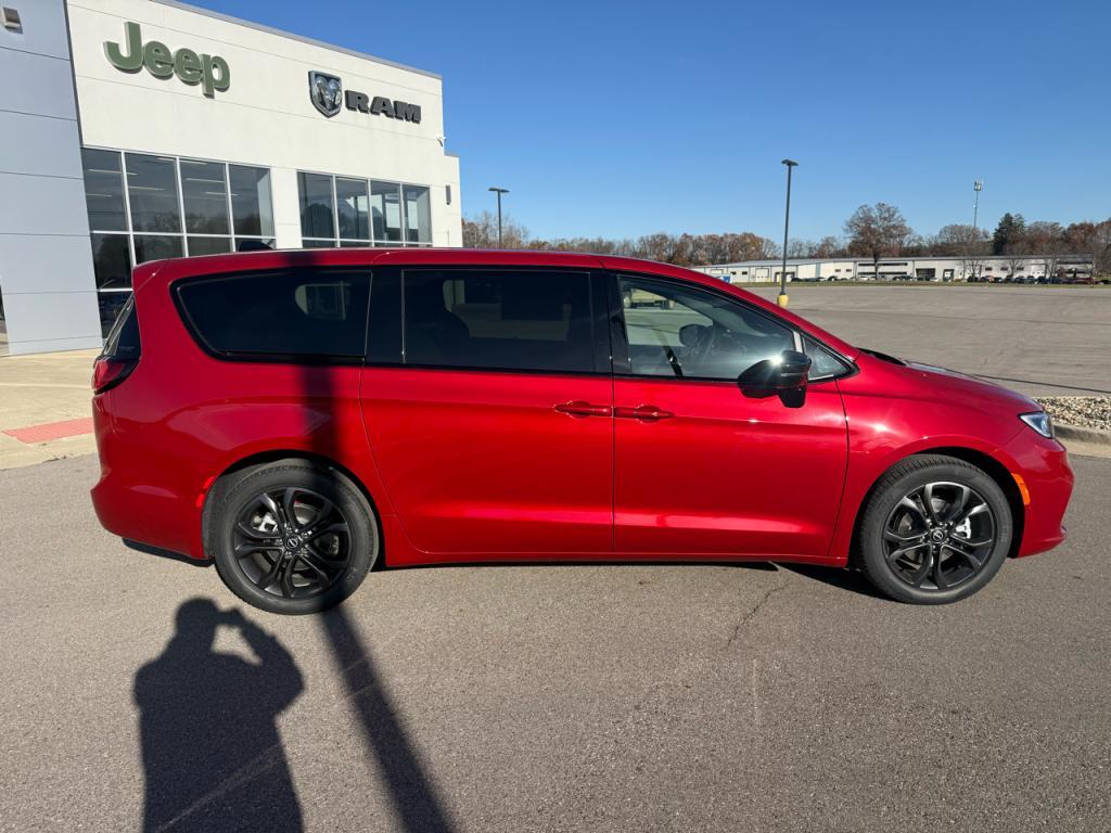 new 2026 Chrysler Pacifica car, priced at $43,918