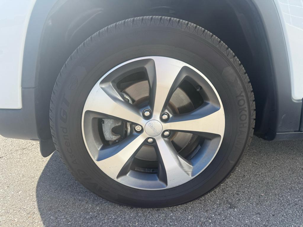 used 2021 Jeep Cherokee car, priced at $24,995