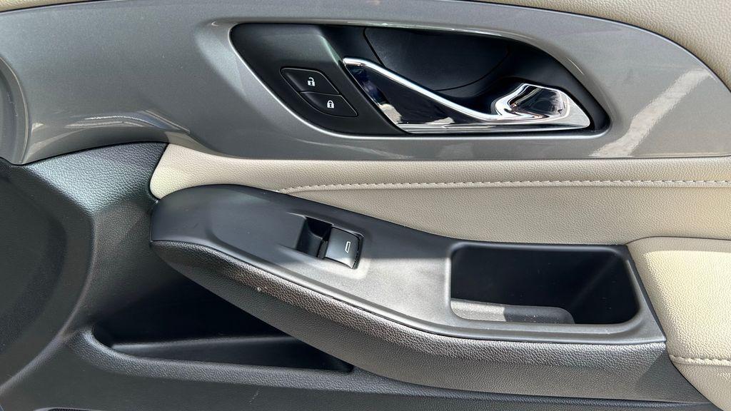 used 2022 Chevrolet Traverse car, priced at $23,999