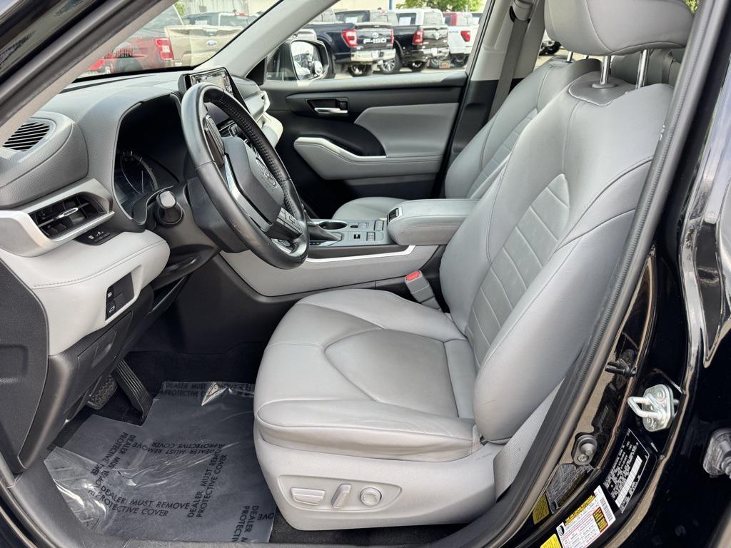 used 2020 Toyota Highlander car, priced at $32,000