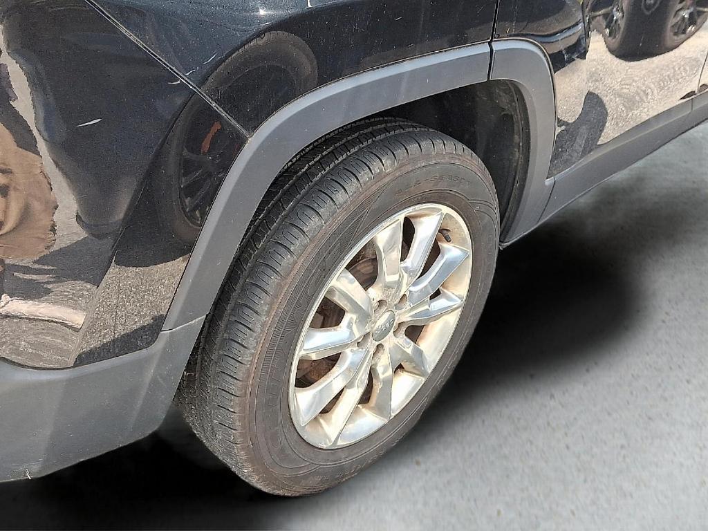 used 2015 Jeep Cherokee car, priced at $10,690