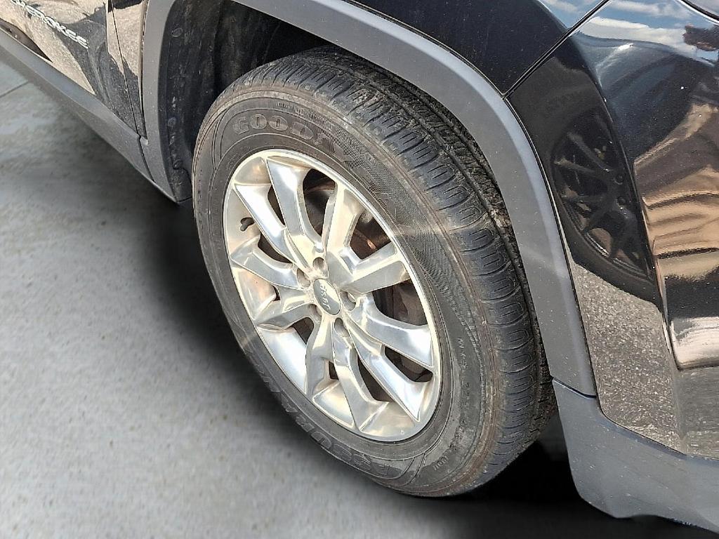 used 2015 Jeep Cherokee car, priced at $10,690