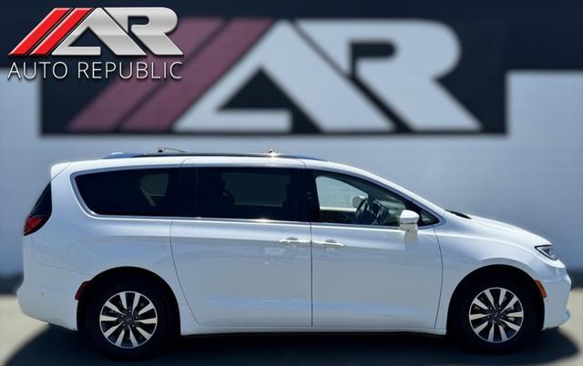 used 2021 Chrysler Pacifica Hybrid car, priced at $24,587