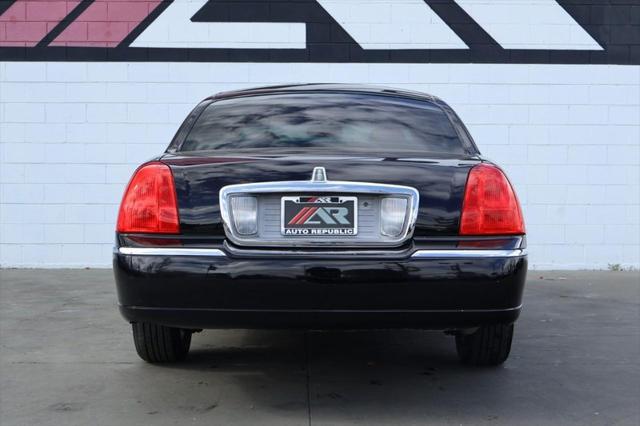used 2009 Lincoln Town Car car, priced at $13,991