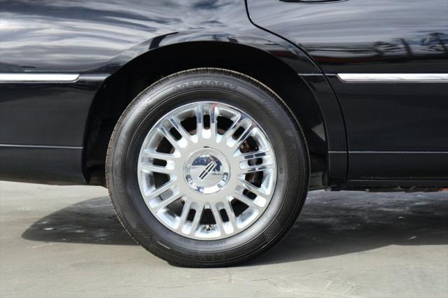 used 2009 Lincoln Town Car car, priced at $13,991