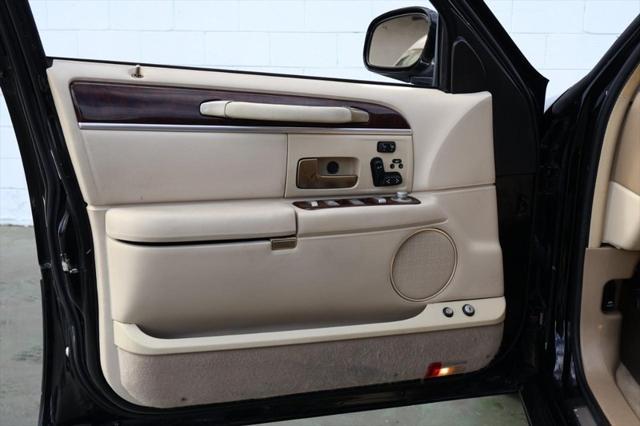 used 2009 Lincoln Town Car car, priced at $13,991