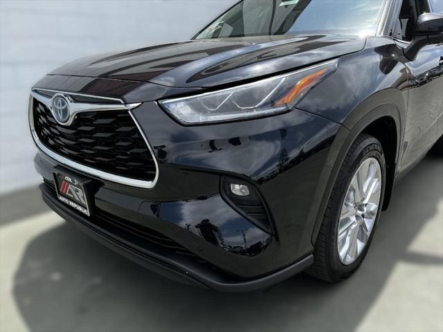 used 2022 Toyota Highlander Hybrid car, priced at $34,881