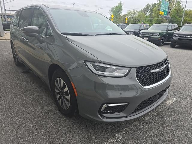 used 2022 Chrysler Pacifica Hybrid car, priced at $25,900