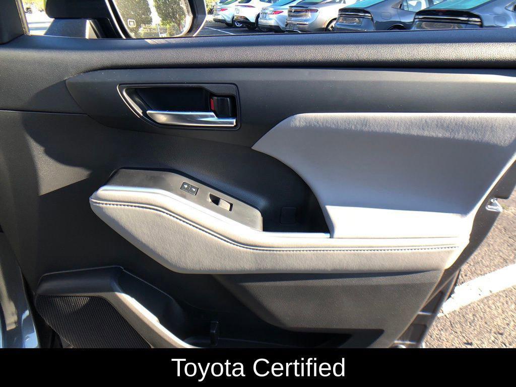 used 2022 Toyota Highlander car, priced at $35,995