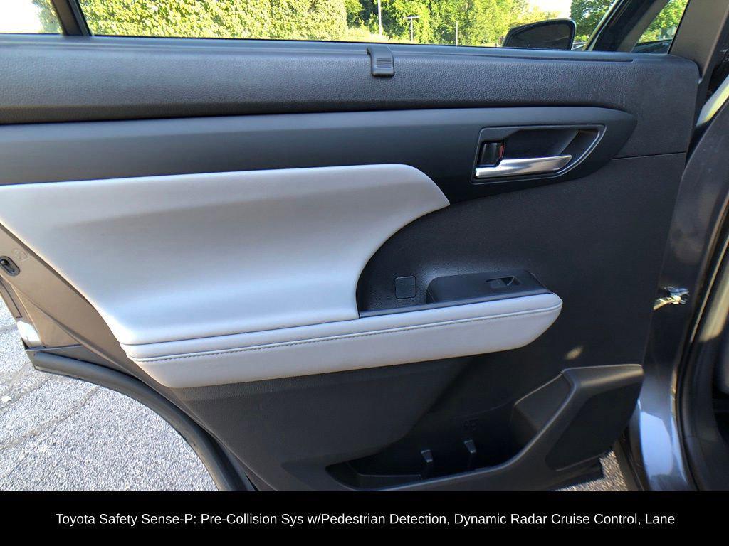 used 2022 Toyota Highlander car, priced at $35,995