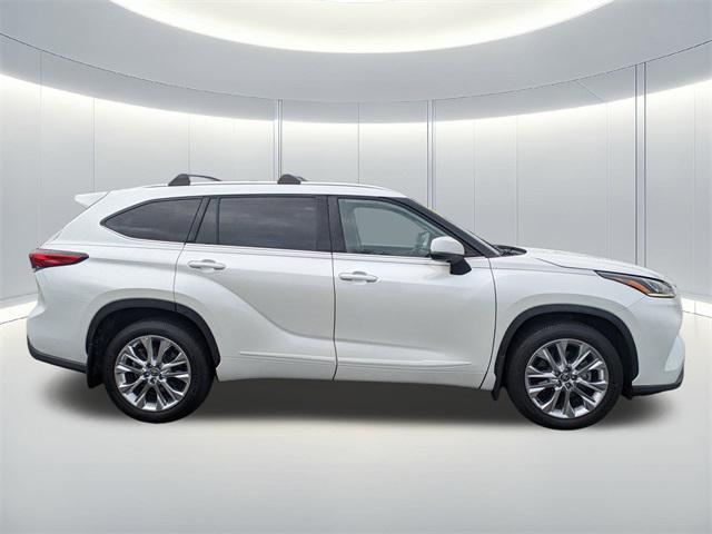 used 2022 Toyota Highlander car, priced at $34,786