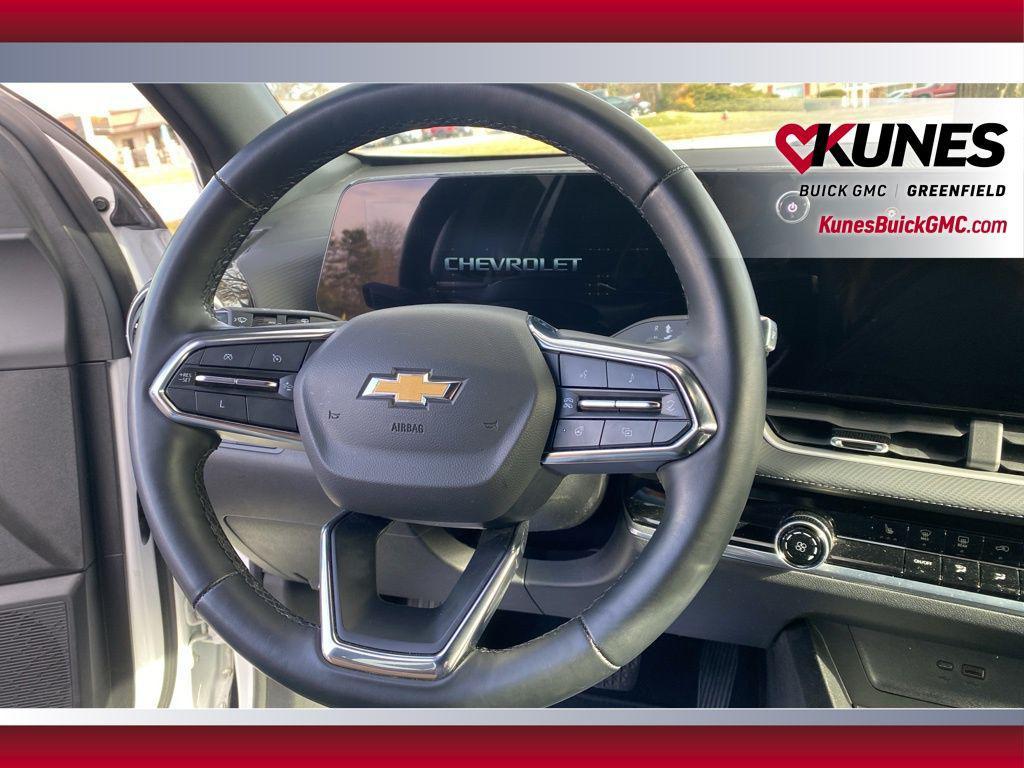 used 2025 Chevrolet Equinox car, priced at $22,995