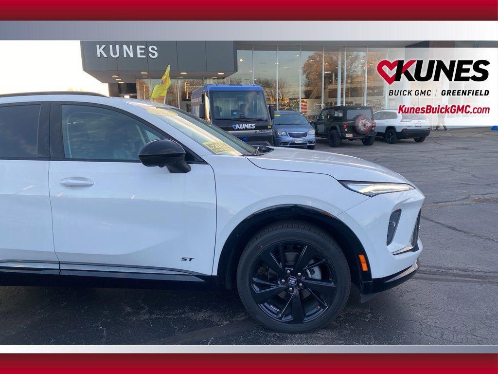 used 2024 Buick Envision car, priced at $27,699