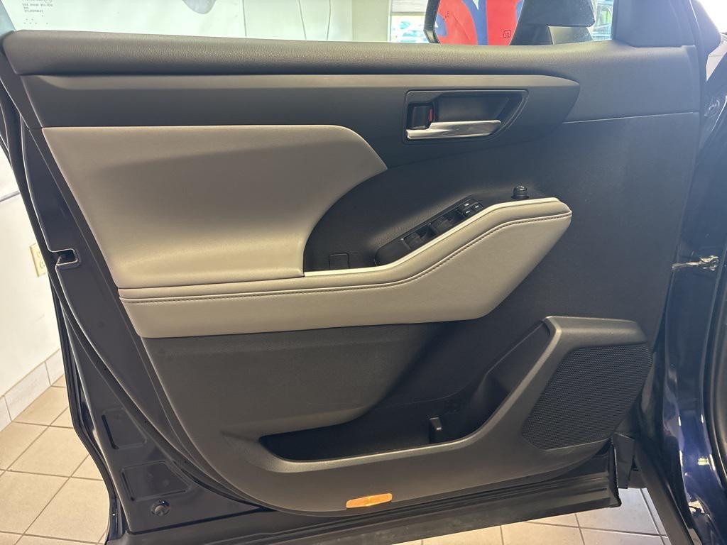 used 2022 Toyota Highlander car, priced at $30,989