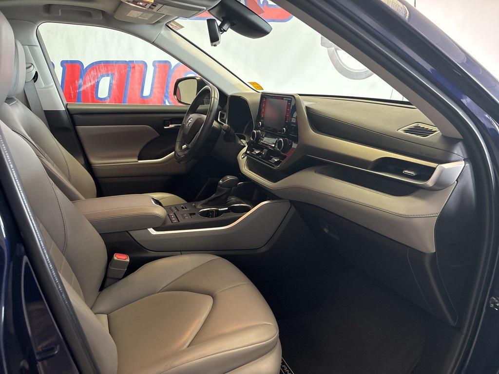 used 2022 Toyota Highlander car, priced at $30,989