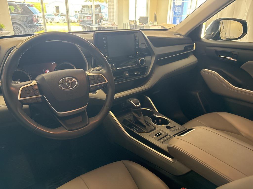 used 2022 Toyota Highlander car, priced at $30,989