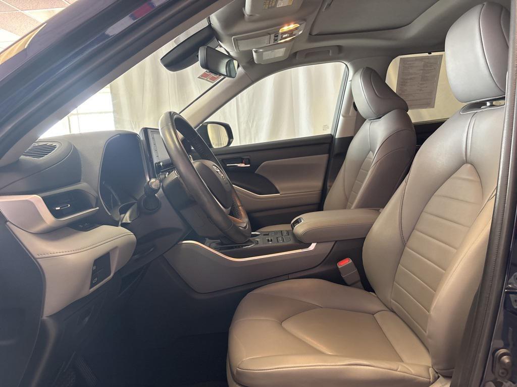 used 2022 Toyota Highlander car, priced at $30,989