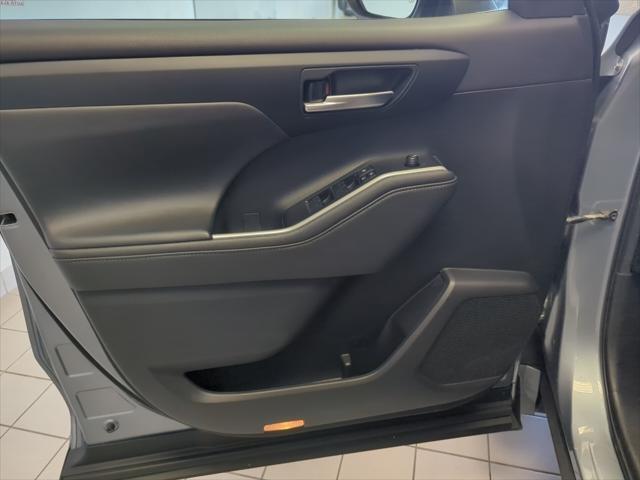 used 2020 Toyota Highlander car, priced at $30,873