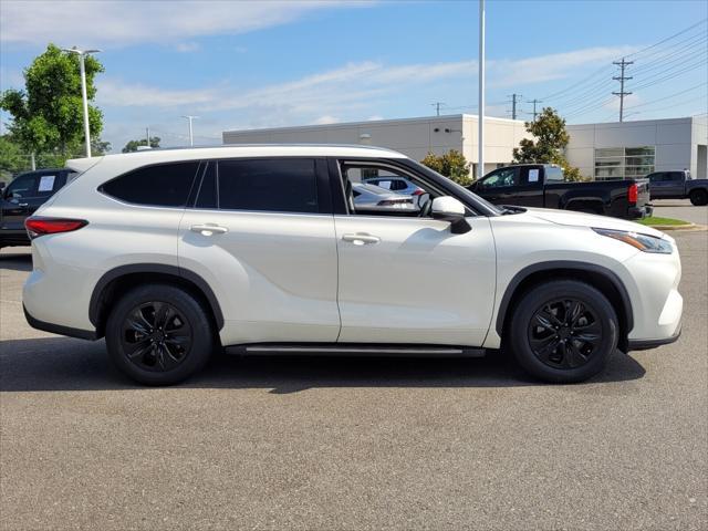 used 2021 Toyota Highlander car, priced at $28,062