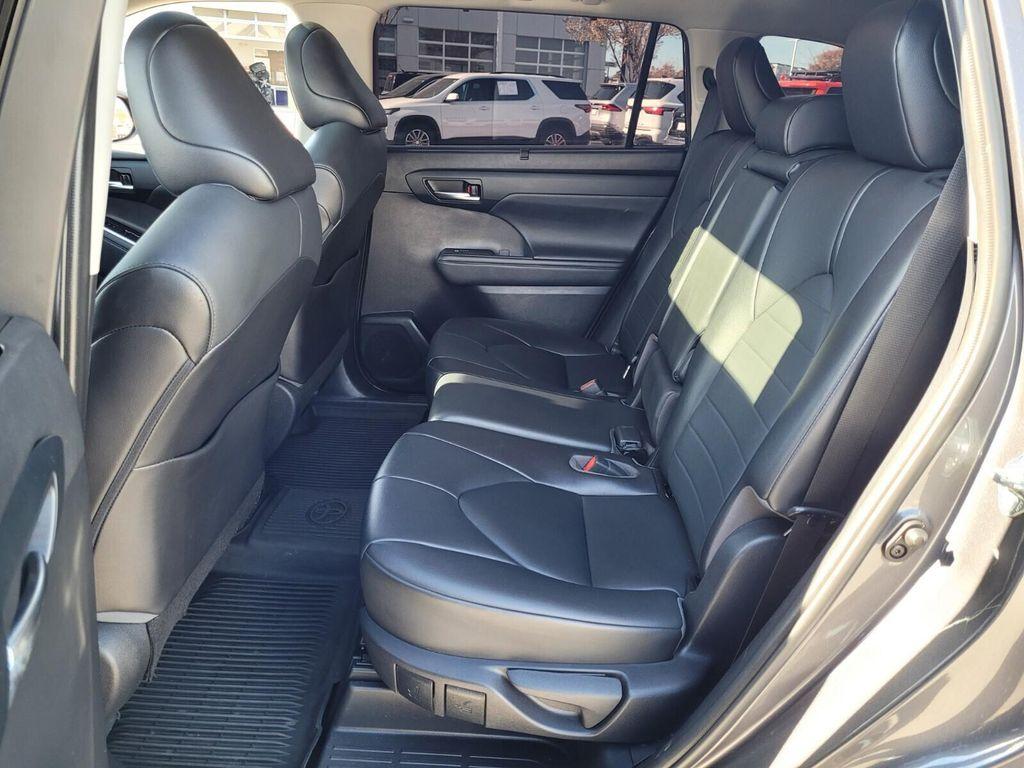 used 2021 Toyota Highlander car, priced at $33,389