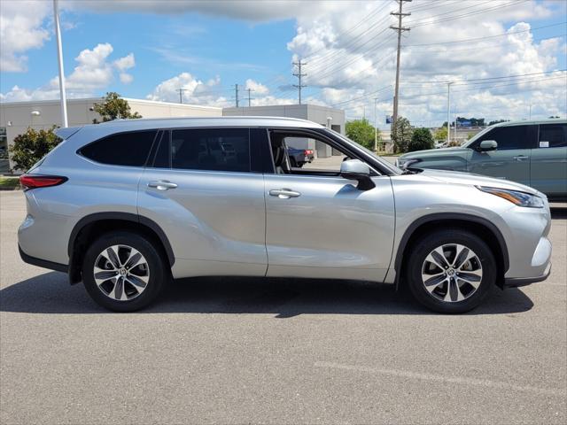 used 2022 Toyota Highlander Hybrid car, priced at $32,586
