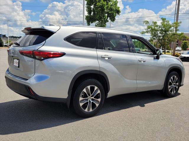used 2022 Toyota Highlander Hybrid car, priced at $32,586
