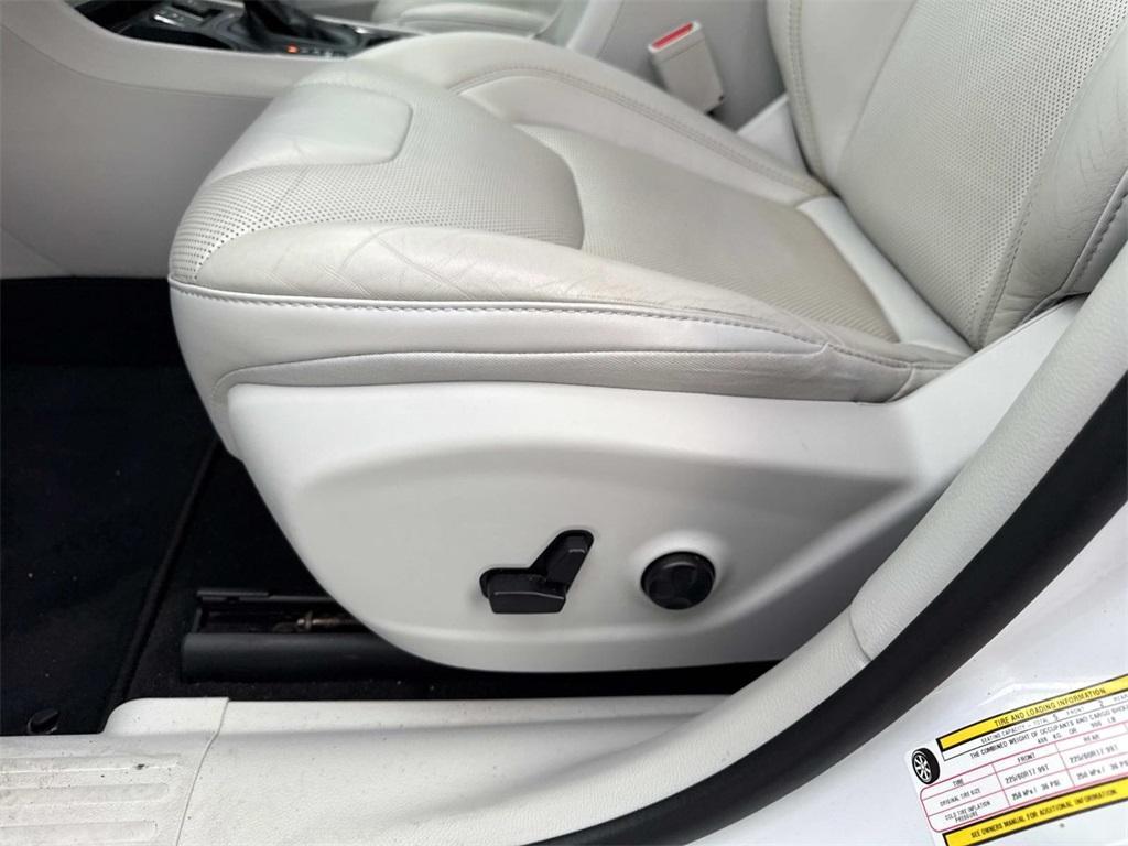 used 2021 Jeep Cherokee car, priced at $19,990