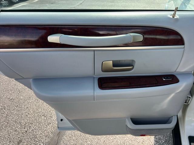 used 2004 Lincoln Town Car car, priced at $15,500