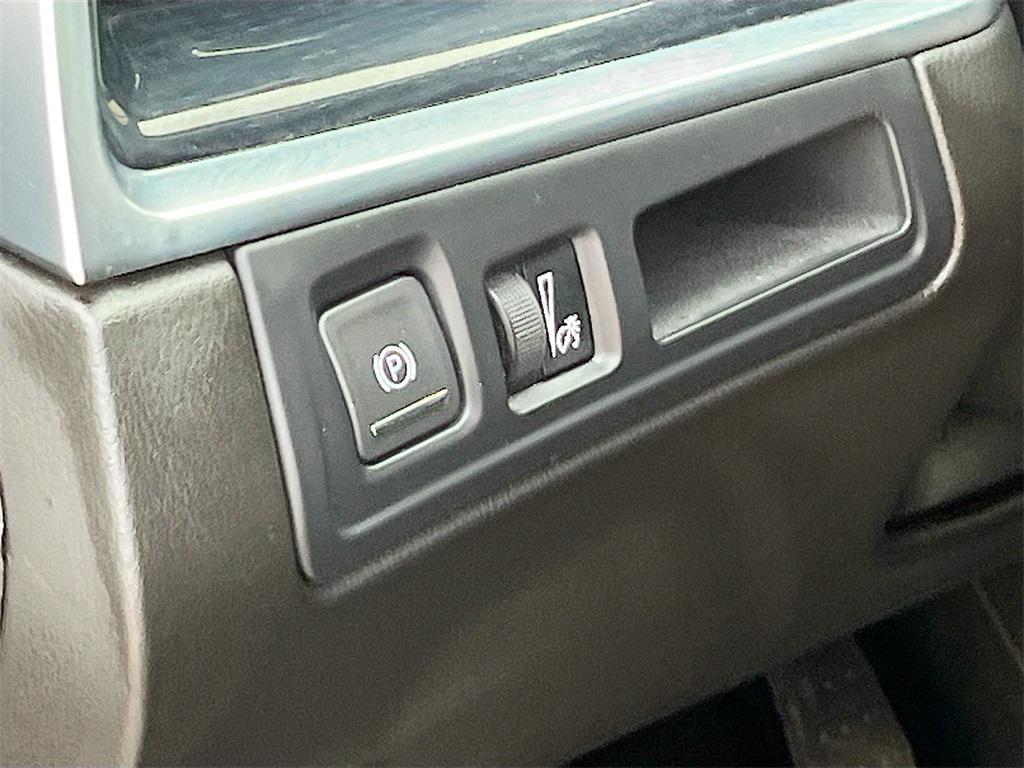 used 2024 Cadillac XT5 car, priced at $38,000