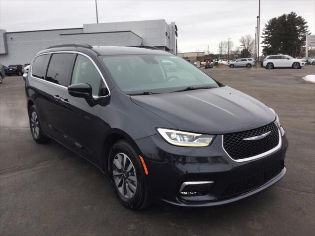 used 2021 Chrysler Pacifica Hybrid car, priced at $27,690