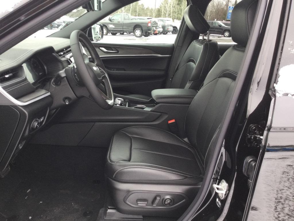 new 2025 Jeep Grand Cherokee car, priced at $51,180