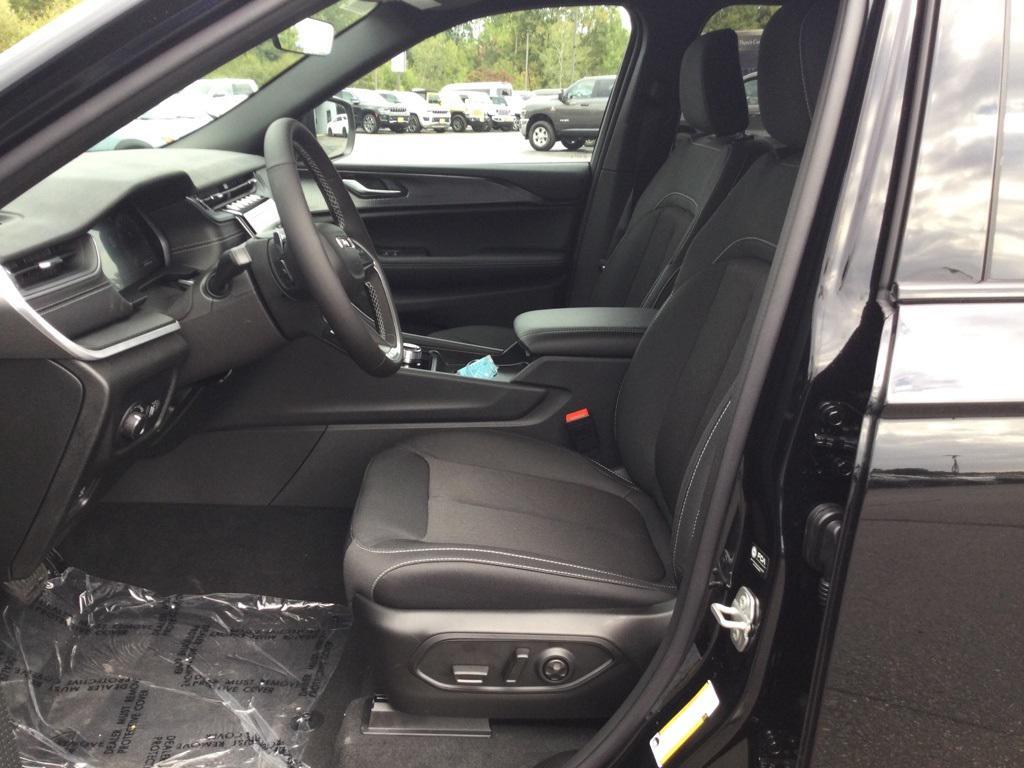 new 2025 Jeep Grand Cherokee car, priced at $37,665