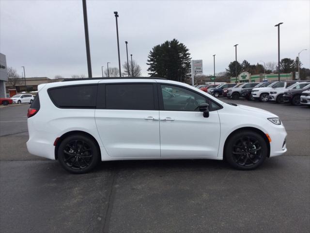 new 2024 Chrysler Pacifica car, priced at $39,900