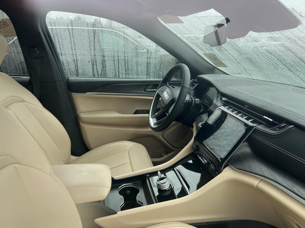 used 2024 Jeep Grand Cherokee car, priced at $40,890