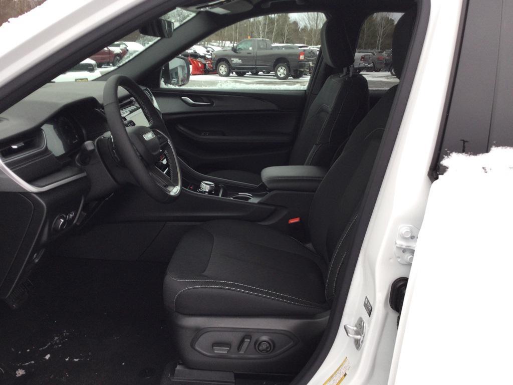 new 2025 Jeep Grand Cherokee car, priced at $41,070