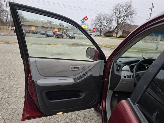 used 2005 Toyota Highlander car, priced at $2,999