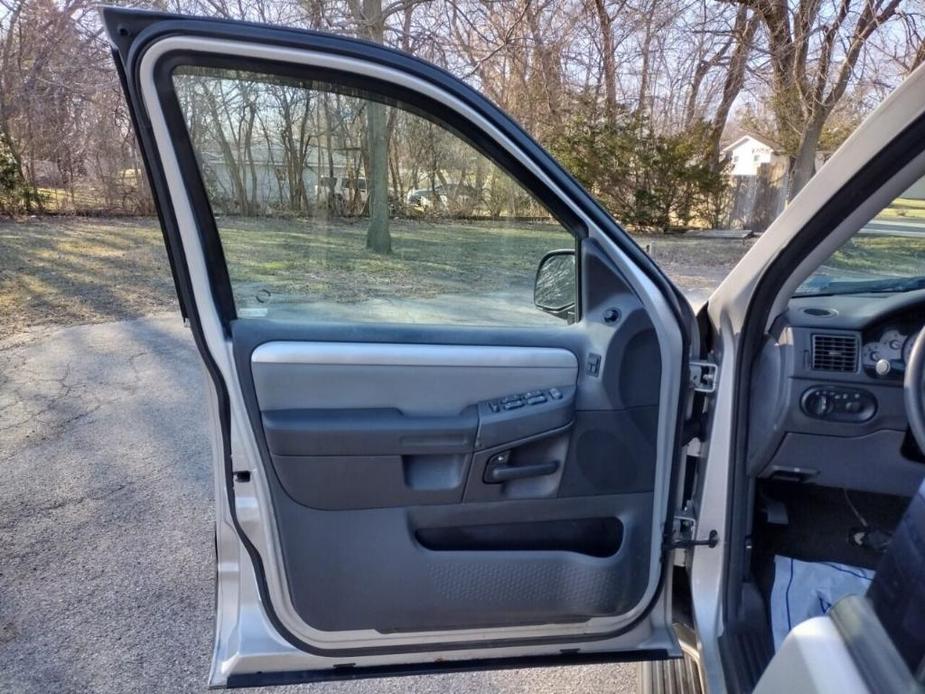 used 2004 Mercury Mountaineer car, priced at $2,999