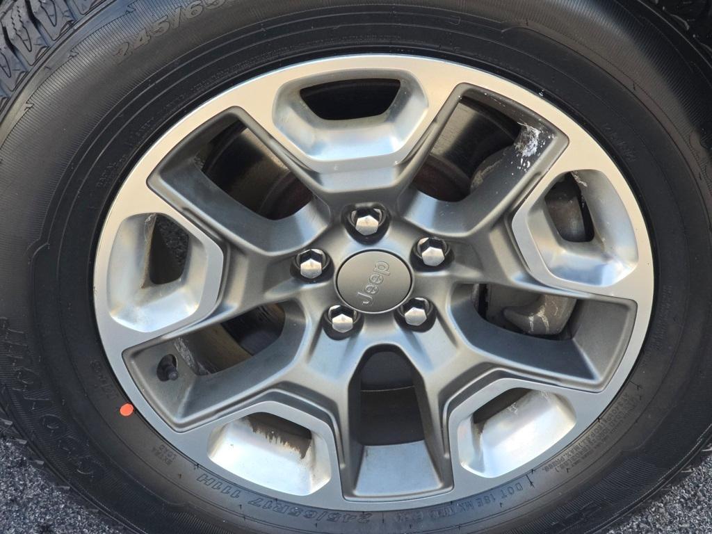 used 2019 Jeep Cherokee car, priced at $18,649